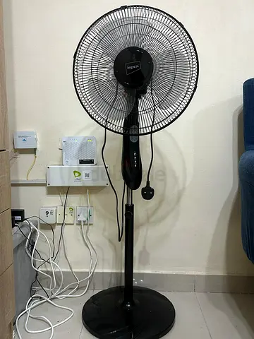 Black standing pedestal fan - good working condition