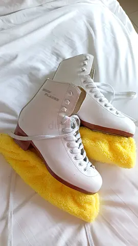 Pair of white figure ice skates - lightly used,size 37.5