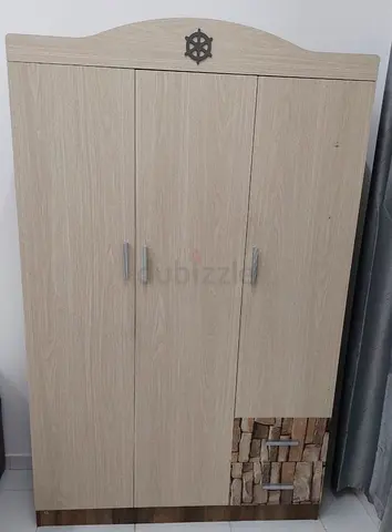Light wood 3-door wardrobe with stone-effect drawer panel
