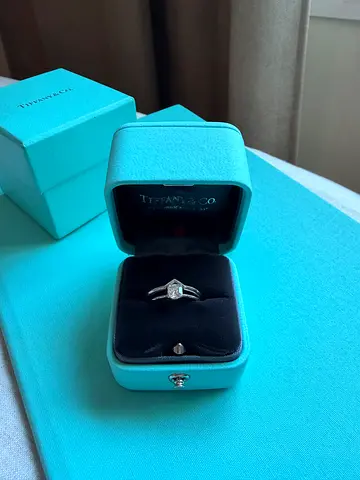 Tiffany & Co. solitaire engagement ring + V Band Ring in original box