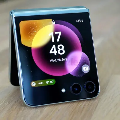Samsung Galaxy Z Flip5 (256GB) - Foldable, Clean,