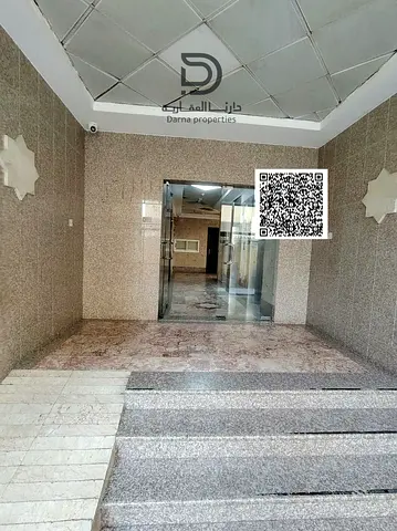 بناية للبيع زاوية شارعين بسعر 2.9 مليون درهم، دخل سنوي 145 ألف درهم وعائد 5%، تضم 6 شقق و4 محلات تجارية شاغرة مع فرصة لزيادة الدخل والاستثمار المميز
