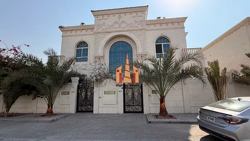 Luxurious 5BR Villa with Wardrobes Maidsroom in Hoshi