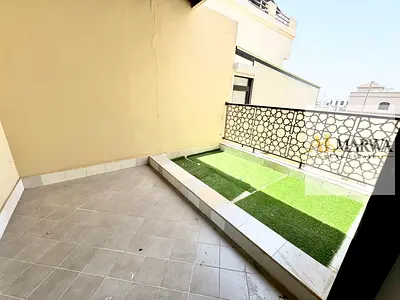 فيلا للإيجار: مشرقة، تضم 5 غرف نوم وصالة كبيرة وغرفة خادمة.