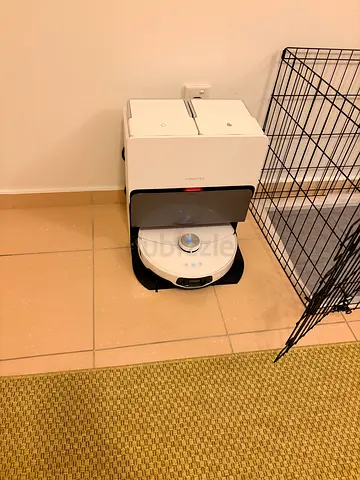 Roborock s8 vacuum cleaner with charging/dust station - good condition