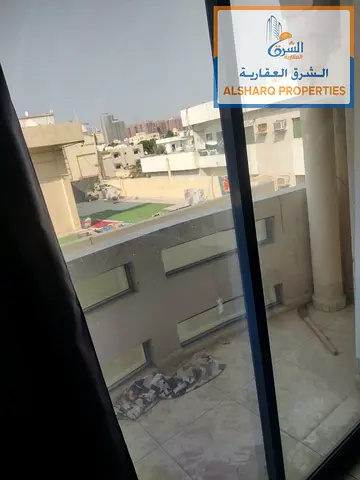 غرفتين وصالة للإيجار السنوي في النعيمية 2 عجمان مساحة كبيرة وموقع مميز قريب من جميع الخدمات. 2 حمام وبلكونة. مناسبة للشباب أو الموظفين، جميع الجنسي
