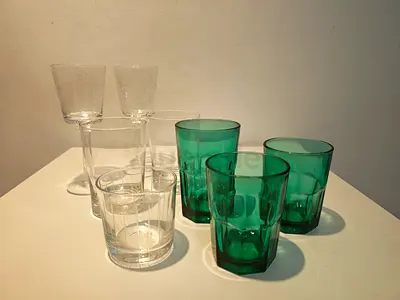 Set of mixed drinking glasses (clear and green) - 8 pieces