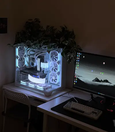 White gaming pc Nvidia 5070 + Ryzen 7 7800X3D