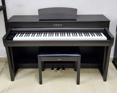 The Yamaha Clavinova CLP-735DW (Dark Walnut) is a digital upright piano in Yamaha's CLP-700 series,