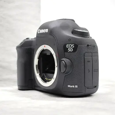 Canon EOS 5D Mark III body with 24-105mm lens well maintained