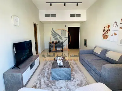 شقة مفروشة جديدة وأول ساكن، بفرش راقٍ وجديد داخل موقع متميز في شارع الكويت بعجمان، قريبة من مخابز السرور ومستشفى ثومبي. الشقة مجهزة بالكامل