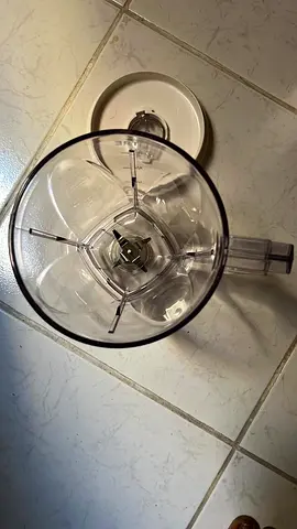 Blender jug with blade assembly
