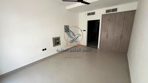 استديو اول ساكن تشطيب سوبر لوكس علي مخرج دبي مباشرة مع خزاءن حاءط قريب للمستشفي السعودي الالماني وبجوار المدارس