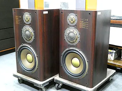 Diatone DS-2000 is a vintage 3-way sealed bookshelf speaker system Japan