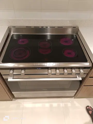 Siemens Electric Ceramic 5-Hob with Oven - Good Condition