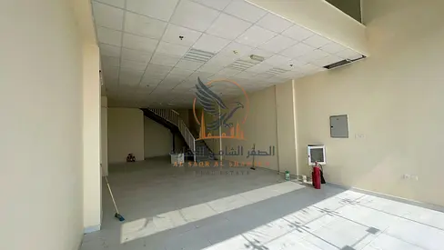 مستودع تجاري وصناعي مميز للإيجار السنوي مع ميزانين ونظام إطفاء حريق وتسهيلات مرنة بالدفع على شارع جانبي واسع وجاهز للتشغيل الفوري