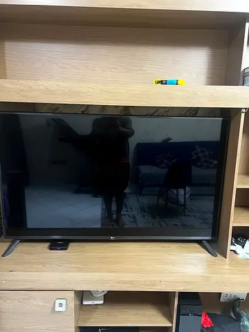 LG 55-Inch LED TV with Stand – AED 1000
