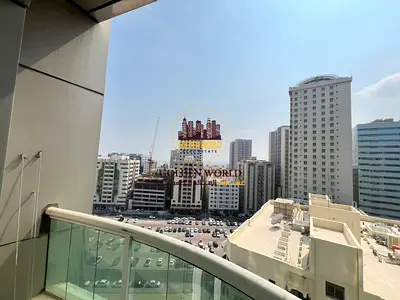 شقة مميزة تتكون من غرفتين وصالة واسعة، مع بلكونة جميلة توفر إطلالة رائعة وتهوية طبيعية. تصميم عملي ومريح يناسب العائلات، مع توزيع مثالي للمساحات وأجوا