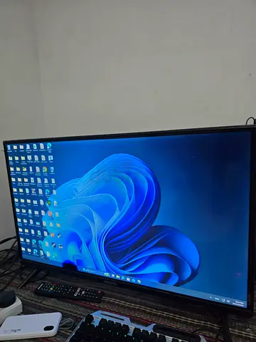 32-inch IPS Monitor in Good Working Condition,Slightly Damaged,Slightly Negotiable.