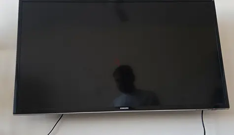 Samsung 40" Wall-mounted LED 3D TV in good working condition, whoopers, sound bar and 3D glasses