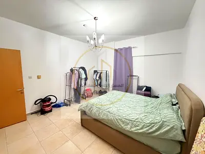 شقة غرفتين وصالة سوبر لوكس مفروشة بالكامل في المجاز 2 مع تكييف مجاني وجيم ومسبح مجانًا وخيار الإيجار الشهري أو السنوي