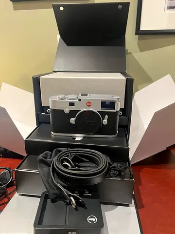 Leica M10 like new box and all accessories