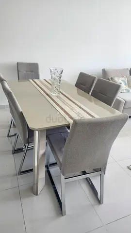 Beautiful Dining Table Set – Excellent Condition