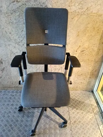 Steelcase please V2 chair for selling.good condition only little use