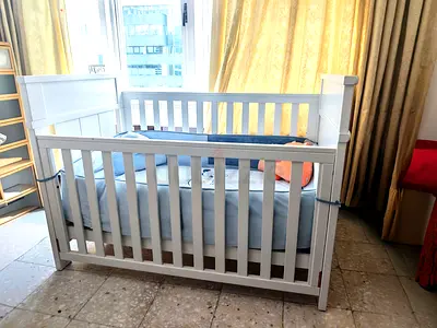 White baby / toddler crib with mattress and bed contour - very good condition