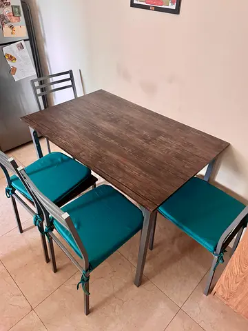 Table with 4 chairs