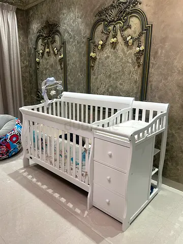 White convertible baby crib with attached drawers - good condition