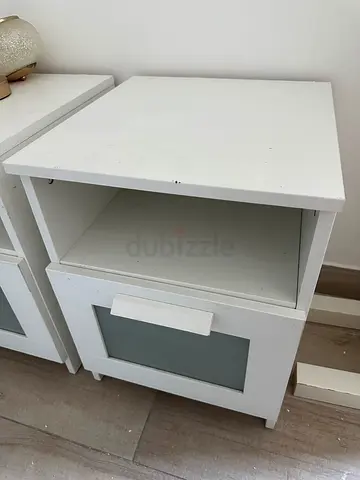 Set of 2 white bedside tables with glass-front drawer