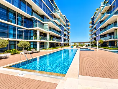 BRIGHT & MODERN | GOLF VIEW | VACANT NOW