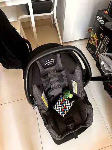 Evenflo pivot Stroller and car seat with base