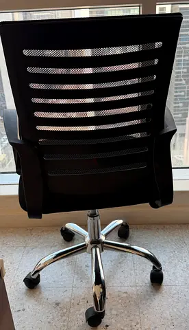 Black mesh ergonomic office chair with wheels (good condition)