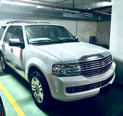 2014 Navigator presidential super low kms-full options-GCC-no accident-looks and drives Excellent!
