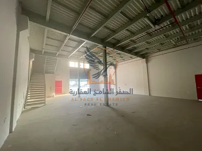 مستودع بمساحة 3500 قدم مع ميزانين وكهرباء 30 كيلووات على شارع رئيسي في الجرف الصناعية 3 مجهز بفاير سيستم حديث ومناسب للأنشطة المختلفة