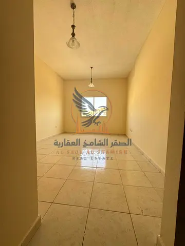 استوديو بمساحة ممتازة وخزائن بالحائط، في موقع مميز على شارع المرور القديم وقريب من جراند مول وشارع خليفة