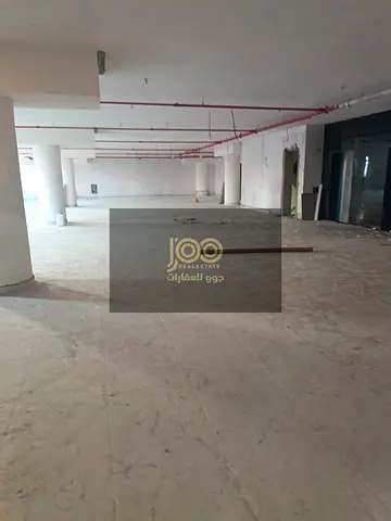 للإيجار مكتب كبير علي شارع مساحه 1300 قدم والسعر 750 الف في التله