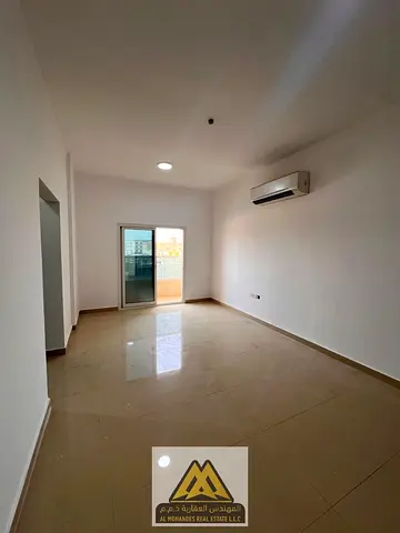 Spacious 1-bedroom in Al Mowaihat 1, balcony, near Sheikh Ammar Road and Dubai-Sharjah exits. AED 29,007 yearly.