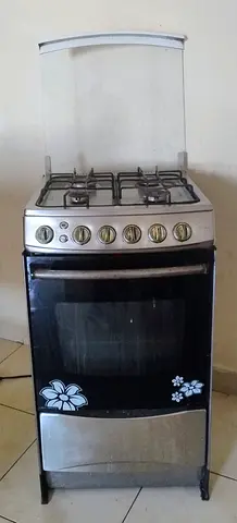 Free-standing 4-burner gas stove with oven - working condition
