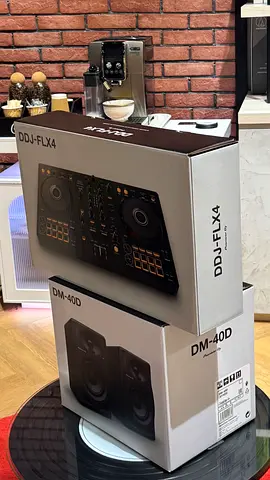 Pioneer DJ DDJ-FLX4 + DM-40D Speakers