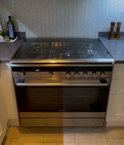 Siemens  HQ738357M 90cm Stainless Steel Gas Range with Electric Fan Oven - Good Working Condition