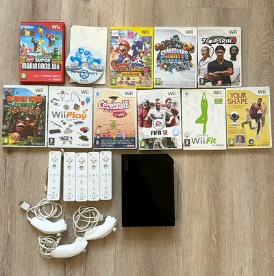 Nintendo Wii - 5 Remotes, 11 Games and Accessories
