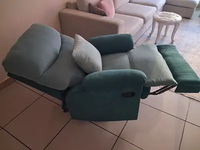 Home Centre Recliner, Reupholstered & Waterproof
كرسي استرخاء فاخر من هوم سنتر، مُعاد تنجيده