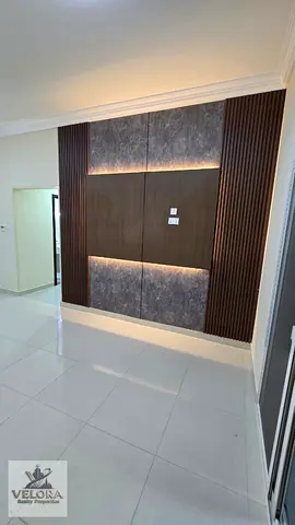 Comfort \\ Prime location \\ Reasonable price \\ Cleanliness \\ Quietness