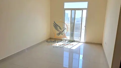 شقة مميزة للإيجار السنوي بالجرف 3 غرفة وصالة مع بلكونة وخزائن حائط و2 حمام بموقع حيوي قريب من السوق الصيني وشارع الشيخ محمد بن زايد