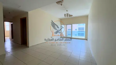 شقة ثلاث غرف ماستر وصالة للإيجار السنوي مع غرفة خادمة ومخزن وخمسة حمامات وبلكونة وباركن خاص بموقع استراتيجي وحيوي وجاهزة تماما للسكن