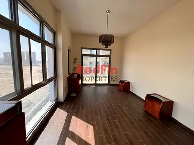 Large 2 BHK /Ready To Move / Closed Kitchen /