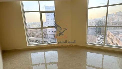 شقة ثلاث غرف وصالة للإيجار السنوي بنظام دخول ذكي وإضاءة مخفية مع باركن خاص بموقع استراتيجي وحيوي وجاهزة تماما للسكن الفوري المريح